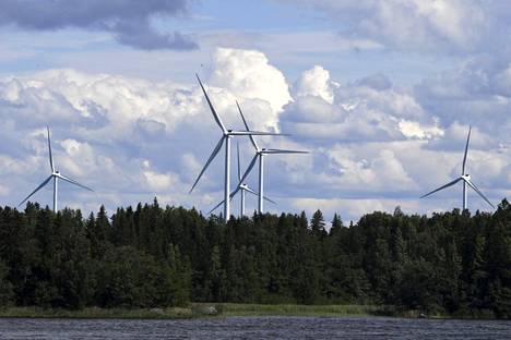 Tuulivoimalan tuulimyllyjä Porissa 11. heinäkuuta.