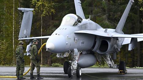 Suomen ilmavoimien F/A-18 Hornet -monitoimihävittäjän kuumatankkaus Ilmasotakoulun järjestämässä Baana 2022 -lentotoimintaharjoituksessa Joutsan varalaskupaikalla 28. syyskuuta 2022.