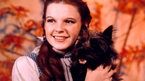 16-vuotias Judy Garland näytteli Ihmemaa Oz -elokuvassa vuonna 1939. 