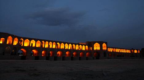 Israel iski yöllä Iraniin Isfahanin seudulle. Kuvassa kaupungin kuulu Si-o-se-pol-silta.
