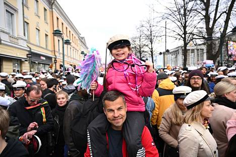 9-vuotiaan Juulia Niskan vapussa parasta on ollut elefantinmuotoinen vappupallo. Isä Sami Niska lahjoitti lapselleen valkolakkinsa vapun kunniaksi.