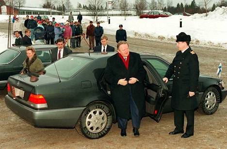 Presidentti Martti Ahtisaari astui Mersustaan Karkkilassa 1995.
