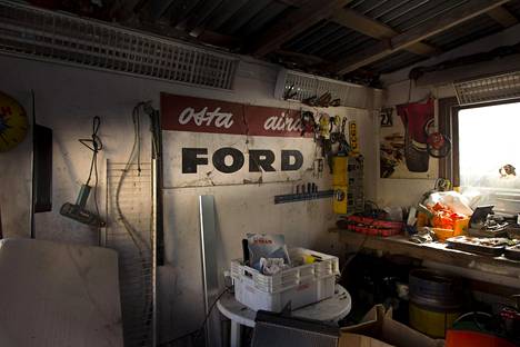 Työtilaa koristaa tietenkin Ford-plakaatti.