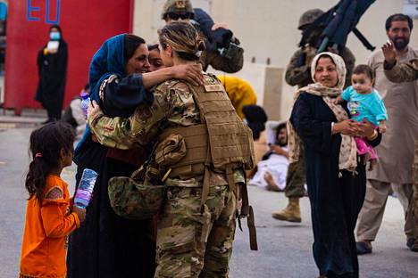 Afgaaninainen kiitti yhdysvaltalaissotilasta halauksella tämän autettua hänen perheensä jälleen yhteen Kabulin lentoasemalla.