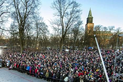 Joulurauhan julistus houkuttelee Vanhan Suurtorin ympäristöön noin 10 000 ihmistä.