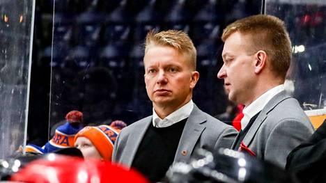 Juha Juujärvi (vas.) kuuluu tällä kaudella Kooveen valmennusryhmään.