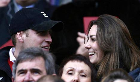 William ja Kate seurasivat rugbypeliä Lontoossa helmikuussa 2007. Tuolloin pari ei ollut vielä kihloissa.