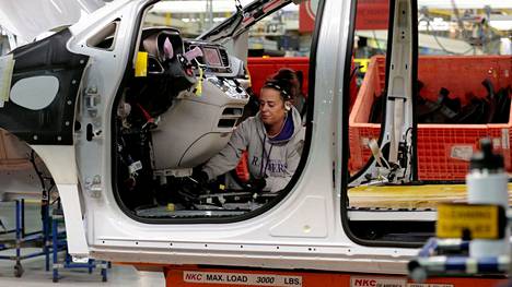 Työntekijä valmistaa Chrysler Pacifica -mallia Kanadan Ontariossa. 