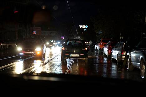 Odessaa valaisivat vain autojen valot.