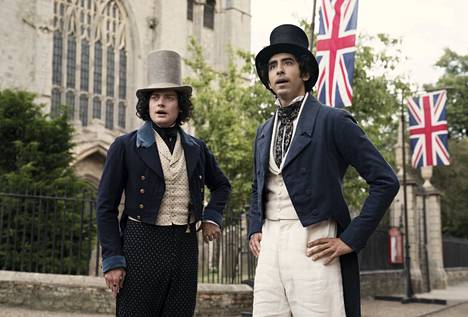 Parhaat kaverit James Steerforth (Aneurin Barnard) ja David Copperfield (Dev Patel) seikkailevat Charles Dickensin klassikon elokuvasovituksessa.