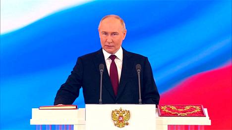Vladimir Putin vannoo virkavalansa Moskovassa. 