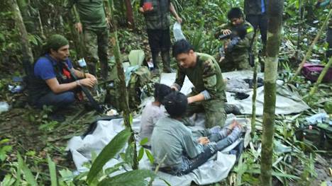 Kolumbian presidentin toimiston 9. kesäkuuta julkaisemissa kuvissa armeijan sotilaat auttavat viidakosta löytyneitä lapsia.