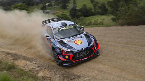Hyundai hävisi viime kaudella Toyotalle taistelun merkkimestaruudesta. Kuvassa Thierry Neuville vauhdissa Hyundain WRC-autolla Australian MM-rallissa.