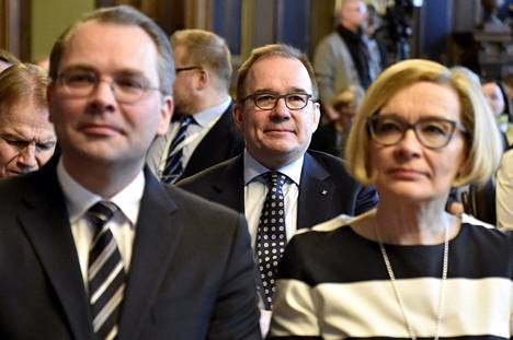 Puolustusministeri Jussi Niinistö (vas.), Suojelupoliisin päällikkö Antti Pelttari ja sisäministeri Paula Risikko olivat aamulla Helsingin Säätytalolla.