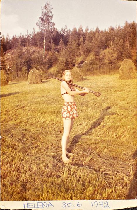 Maalla 1972. "Olin monena kesänä heinätöissä isäni kasvattivanhempien luona Vanjärvellä. Tässä olen 15-vuotias."