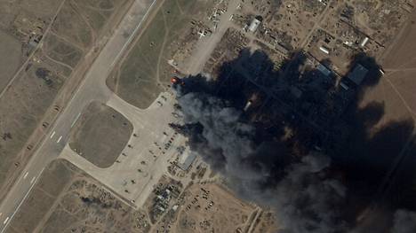 Satelliittikuvaa Ukrainan iskun aiheuttamista tuhoista H’ersonin lentokentällä.