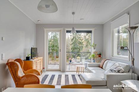 Jukka Pojan Teija-vaimon äiti asuu pienemmässä 49 neliön kakkosasunnossa, jota Jukka Poika nimittää ”mummin siiveksi”.