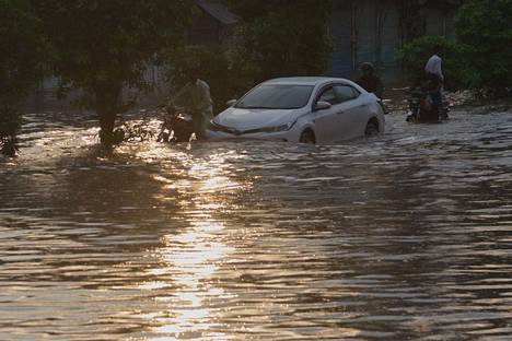 Pakistanin toiseksi suurimmassa kaupungissa Lahoressa satoi sunnuntaina 248 millimetriä vettä kahdeksassa tunnissa. Sateiden myötä ainakin viisi ihmistä kuoli ja moni loukkaantui.