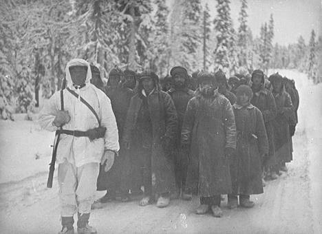 Tien pohjoispuolisesta maastosta kerättiin vangeiksi harhailevia puna-armeijan sotilaita.