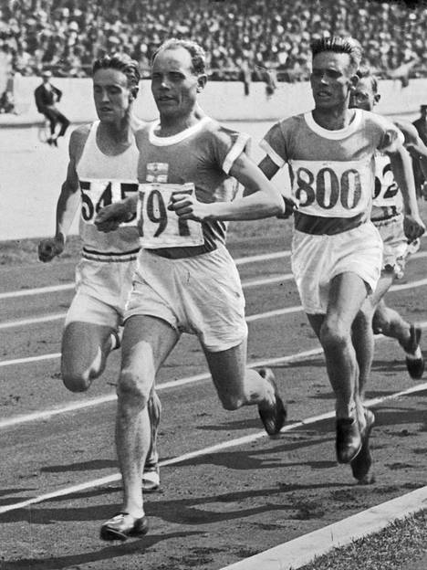 Paavo Nurmi (edessä) ja Ville Ritola (oikealla) 5?000 metrin juoksussa Amsterdamin olympiakisoissa vuonna 1928. Ritola löi Nurmen loppukirissä.