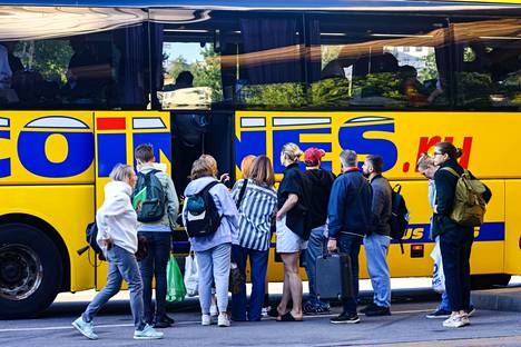Matkustajia nousemassa linja-autoon Pietarissa kesäkuun lopulla.