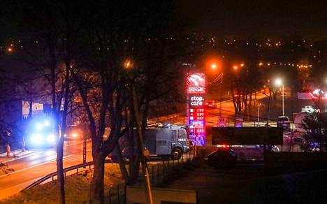 Puolan ja Valko-Venäjän raja viime viikolla. Useita kymmeniä poliisiautoja rajakaupunki Sokolkassa tankkaamassa ja lähdössä kierrokselle.
