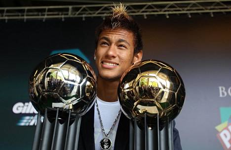 Neymar valittiin vuonna 2011 Brasilian parhaaksi jalkapalloilijaksi. Tuolloin vain 19-vuotias futistähti vannoi irokeesin nimeen.