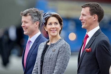 Kuvassa kruununprinssi Frederikin (vas.) vaimo prinsessa Mary katsoo hymyillen prinssi Joachimia Kööpenhaminan lentokentällä vuonna 2014. Tuolloin kuninkaalliset toivottivat Turkin presidentin Gulin ja hänen vaimonsa tervetulleeksi maahansa.