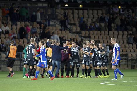 HJK:n pelaajat marssivat pettyneinä kentältä pelin jälkeen. Lahti juhli.
