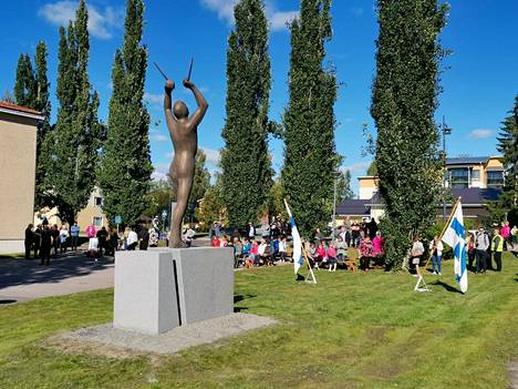 Yleisöä patsaan julkistamistilaisuudessa perjantaina Haapajärjellä.