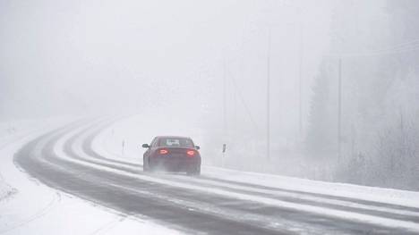 Sumuinen ja luminen ajokeli 5-tiellä Suomussalmen pohjoispuolella sunnuntaina 13. joulukuuta 2020.