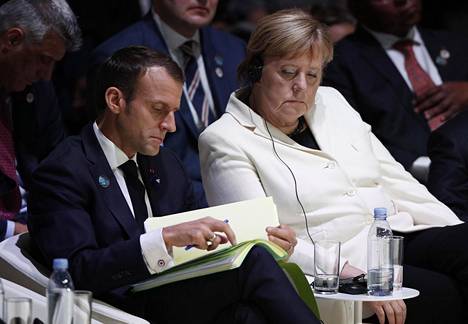 Ranskan presidentti Emmanuel Macron ja Saksan liittokansleri Angela Merkel puhuivat sunnuntaina Pariisissa järjestetyssä rauhankonferenssissa.