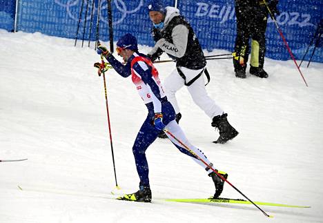 Ensimmäisen osuuden hiihtänyt Ristomatti Hakola ladulla.