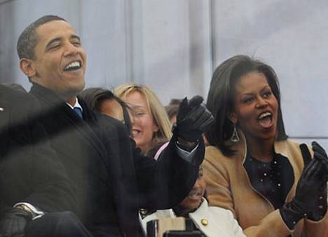 Barack Obama innostui vaimonsa Michellen kanssa massakaraokeen Garth Brooksin esittäessä Shout-biisin.