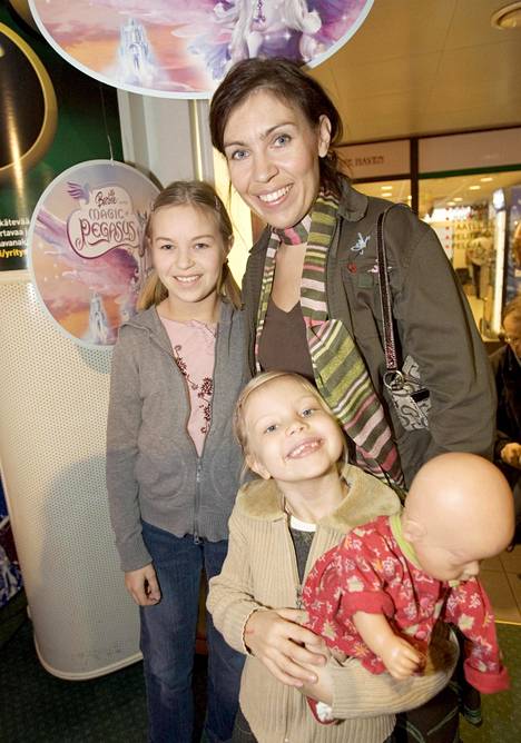 Vuonna 2005 Anna Hanski tyttäriensä Nennan ja Alinan kanssa elokuvan kutsuvierasnäytöksessä.