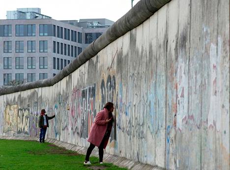Berliinin Bernauerstrassella sijaitsee virallinen muurimuistomerkki, jonka keskeisin osa on 1,4 kilometrin pätkä alkuperäistä muuria. Tämä on ainoa paikka, jossa on säilytetty myös idän puolen suojavyöhykettä.