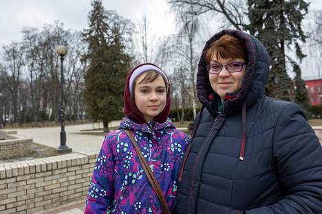 – Kaikkien kaatuneiden jälkeen emme voi neuvotella. Täytyy taistella loppuun asti, Ljudmila Datsenko sanoo 12-vuotias tytär vierellään.