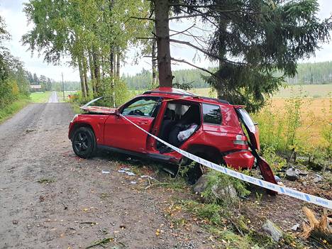 Viikonloppuna Porin Laviassa kaksi henkilöautoa joutui nokkakolariin sorapintaisella tiellä mäenharjanteen kohdalla. Toisen auton 17-vuotiasta kuskia epäillään törkeästä liikenneturvallisuuden vaarantamisesta ja vammantuottamuksesta.