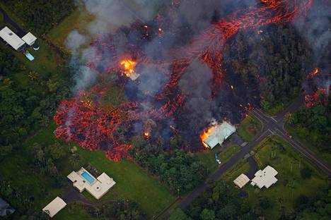 Tulivuoren syöksemä laava on pakottanut liki 2000 ihmistä jättämään kotinsa Havaijin saarella.