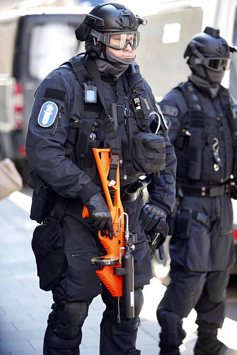 Poliisi oli varautunut järeästi anarkistien vappumarssiin: reitin varrella päivysti useita mellakkavarusteisia poliiseja. Osalla oli mukanaan myös FN 303 -paineilma-aseet.