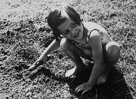 Vuosi 1972. ”Olin jo pienenä lempitouhussani kuokkiessani puutarhaa. Kuvan otti isoveljeni Eliel, joka harrasti valokuvausta.”