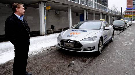 Kuljettaja Rauno Lönnberg odotteli asiakkaita sähköllä kulkevaan Tesla-taksiinsa Olarin taksitolpalla Espoossa maaliskuussa 2015.