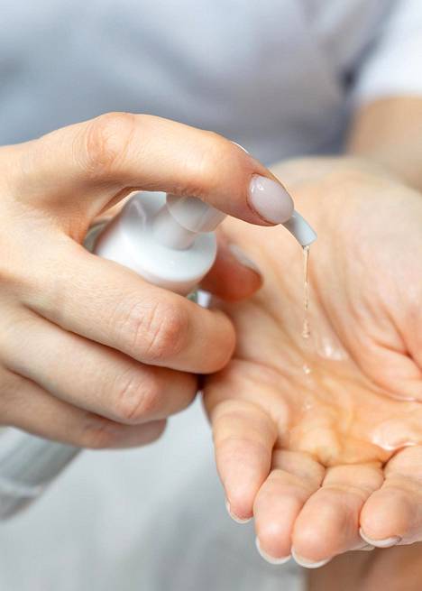 Jos ihon pesee liian tehokkaalla puhdistustuotteella vapaaksi myös omista hyvistä rasvoista ja bakteereista, iho yrittää kompensoida tilannetta tuottamalla lisää talia.