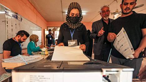 Ihmisiä äänestämässä Irakin pääkaupungissa Bagdadissa sunnuntaina.