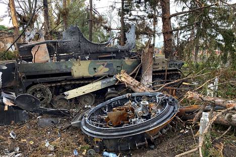 Tuhottua venäläistä sotilaskalustoa Kurylivkassa Harkovan alueella. Kuva otettu 1. lokakuuta.