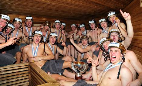 Nuoret Leijonat juhlivat voittoaan saunassa 2014.