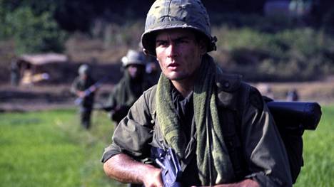 Charlie Sheenillä oli yksi keskeisistä rooleista Vietnam-elokuvassa Platoon - nuoret sotilaat.