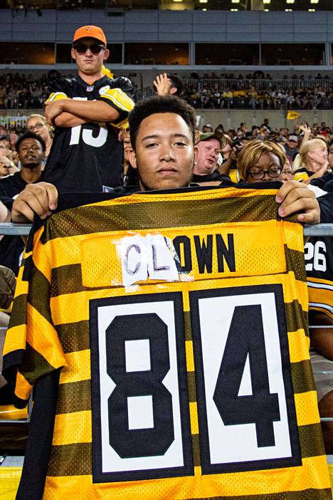 Brownin aika Pittsburghissa päättyi riitaisasti, ja fanit reagoivat voimakkaasti.
