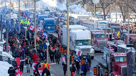 Monet mielenosoittajat heiluttivat Kanadan lippuja ja huutelivat parjaten pääministeri Justin Trudeauta. Huutelua kovempaa kaupungissa kuuluivat kuitenkin raskaan liikenteen moottorit ja niiden torvet.
