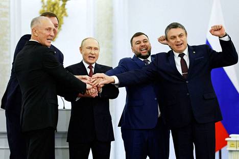Putin ja neljä niin kutsuttua aluejohtajaa liittivät kätensä yhteen Kremlissä viime perjantaina järjestetyn seremonian yhteydessä.